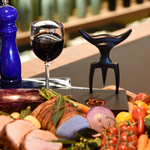 fourchette-tridens-onyx-noir-et-son-socle-paperstone-noir-decoupe-viande