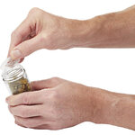 support-a-epices-finition-noir-mat-et-laiton-pot-saupoudreur