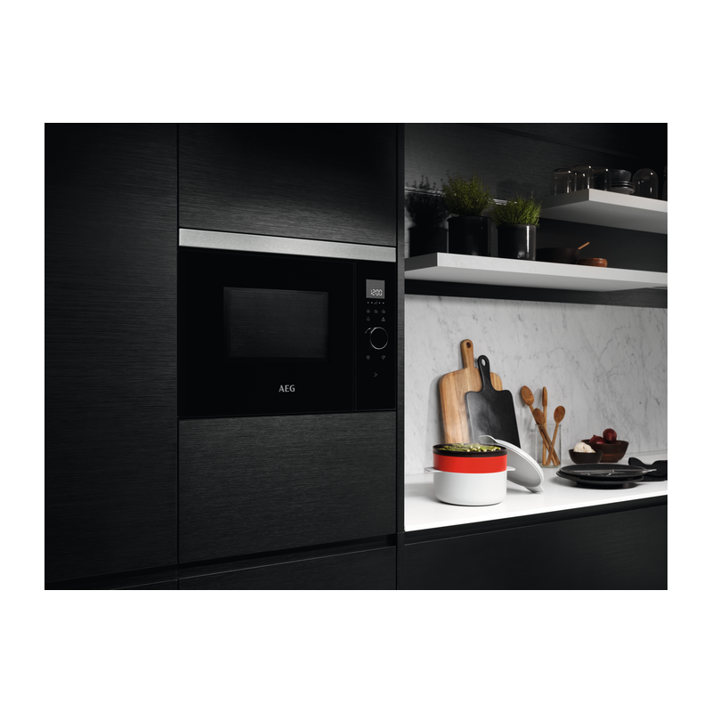 four-micro-onde-aeg-mbe2657sem-noir-et-inox (2)