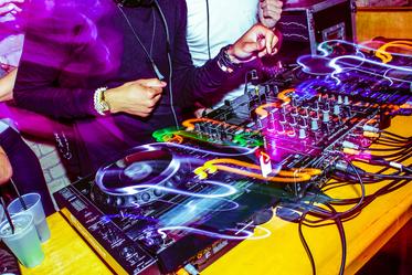 party-dj-in-action_373x.progressive