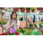 jeune-femme-achetant-des-fleurs-dans-un-centre-de-jardinage-mes-fleurs-preferees-femme-regardant-les-fleurs-dans-un-magasin-portrait-d-39-une-femme-souriante-avec-des-fleurs-dans-la-pepiniere_1391-655