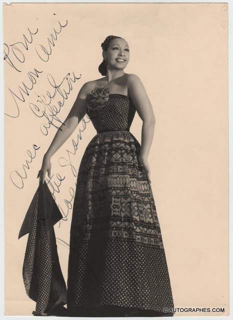 Joséphine BAKER - Photographie grand format dédicacée et signée (1954)