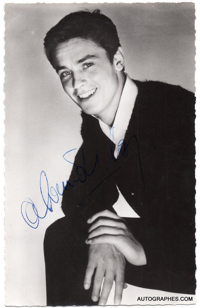 Alain DELON - Carte postale photographique signée (signature autographe)