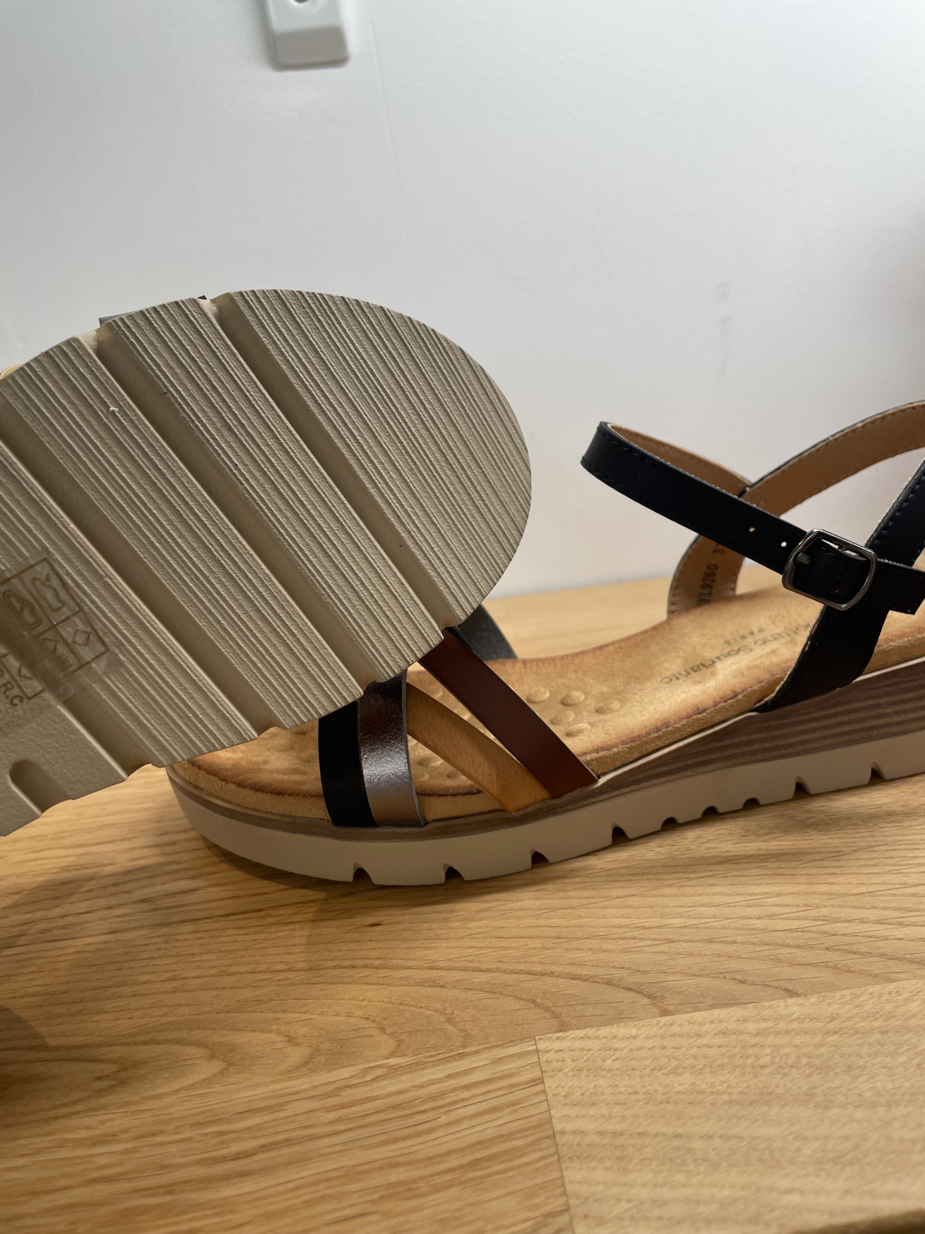 Sandales plateforme à brides fantaisie Noires LA BOTTINE