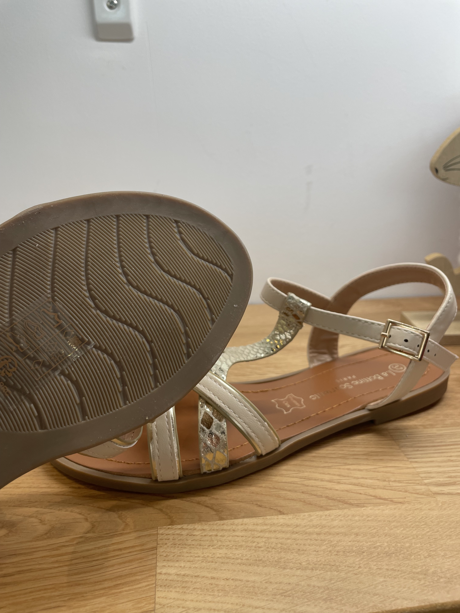 Sandales plates à brides croisées Beige LA BOTTINE SOURIANTE