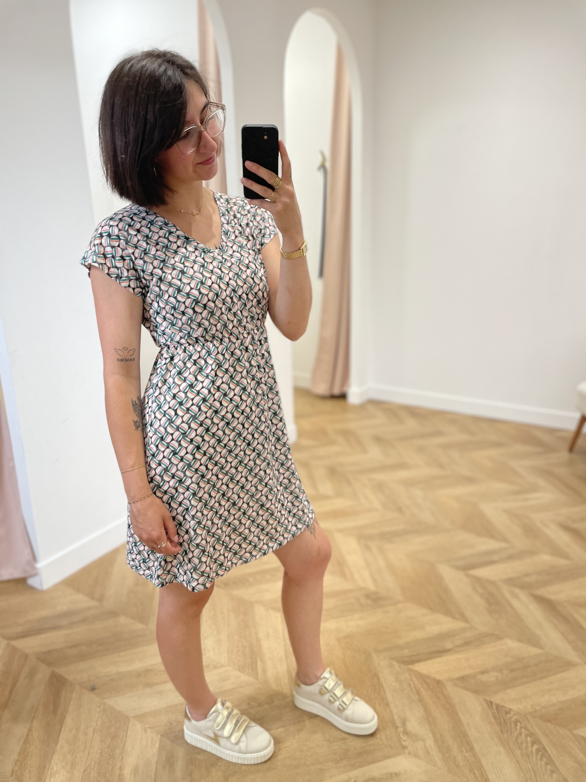 Comment porter une robe longue bleu marine et blanc (37 tenues et looks