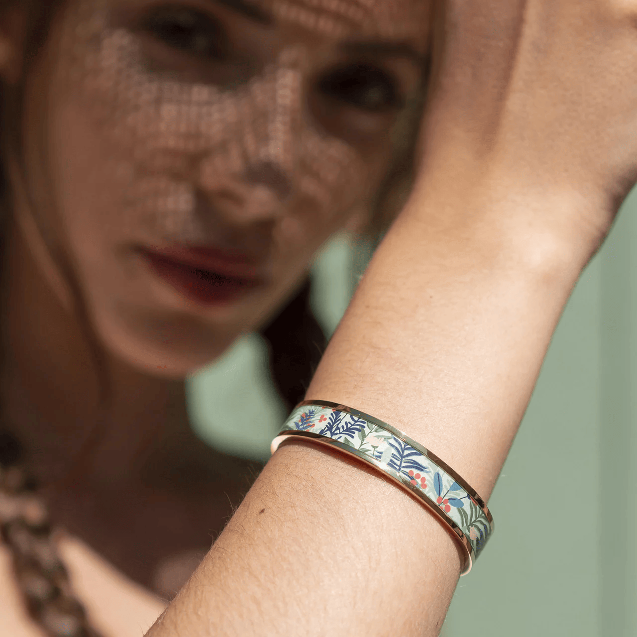 bracelet-fin-dore-fruits-sauvages-louise-garden-bijoux-fantaisie-tendance-femme-MOJ1201-1