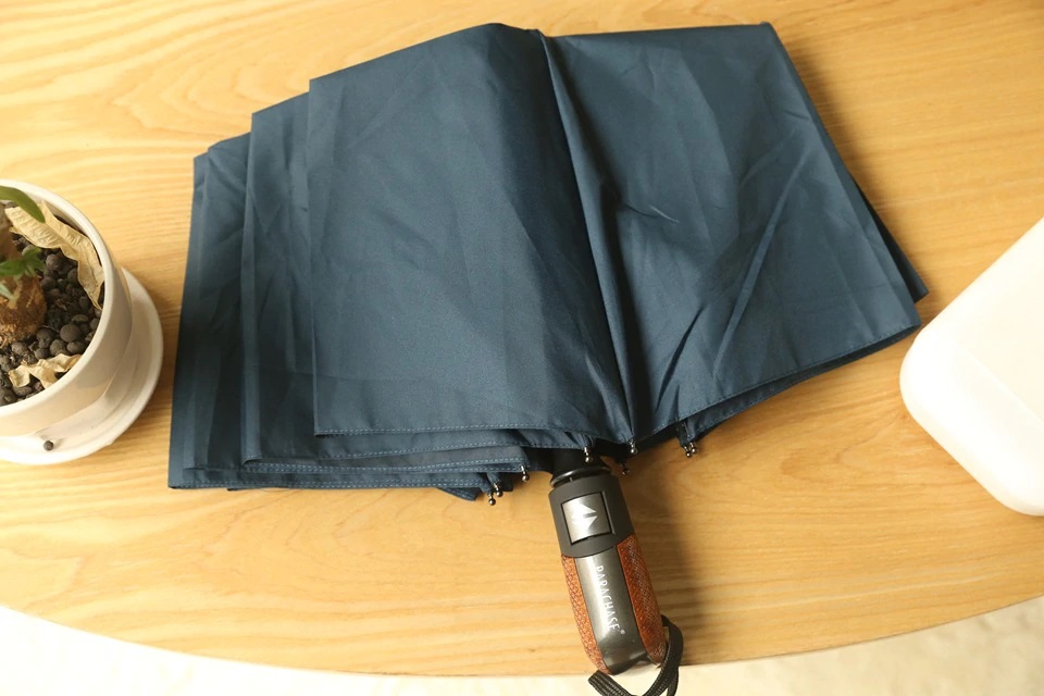 Parapluie pliant de qualité bleu plié