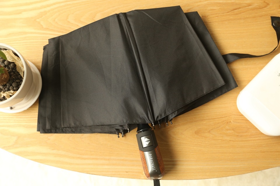 Parapluie pliant de qualité noir sur table