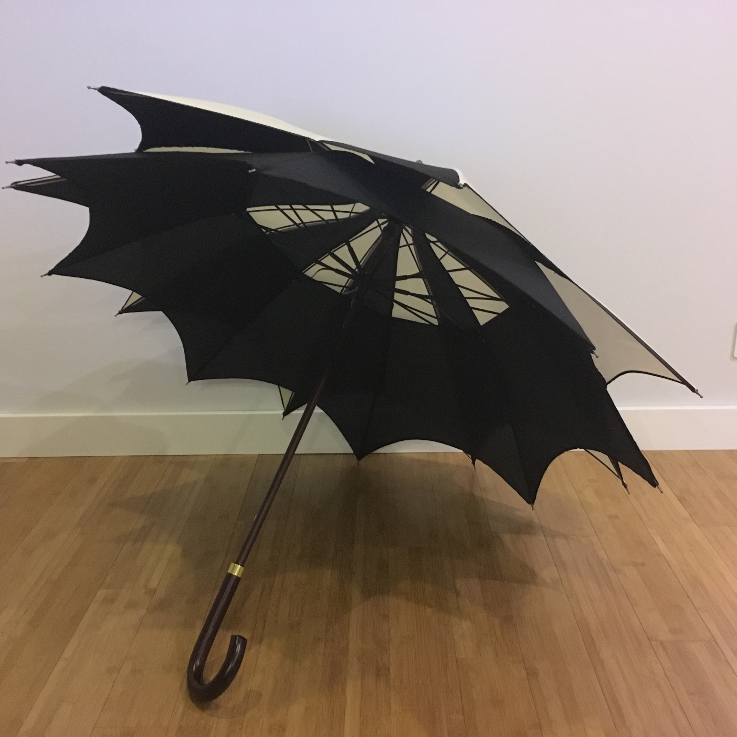 vue de dessous du parapluie Damazoni noir et blanc