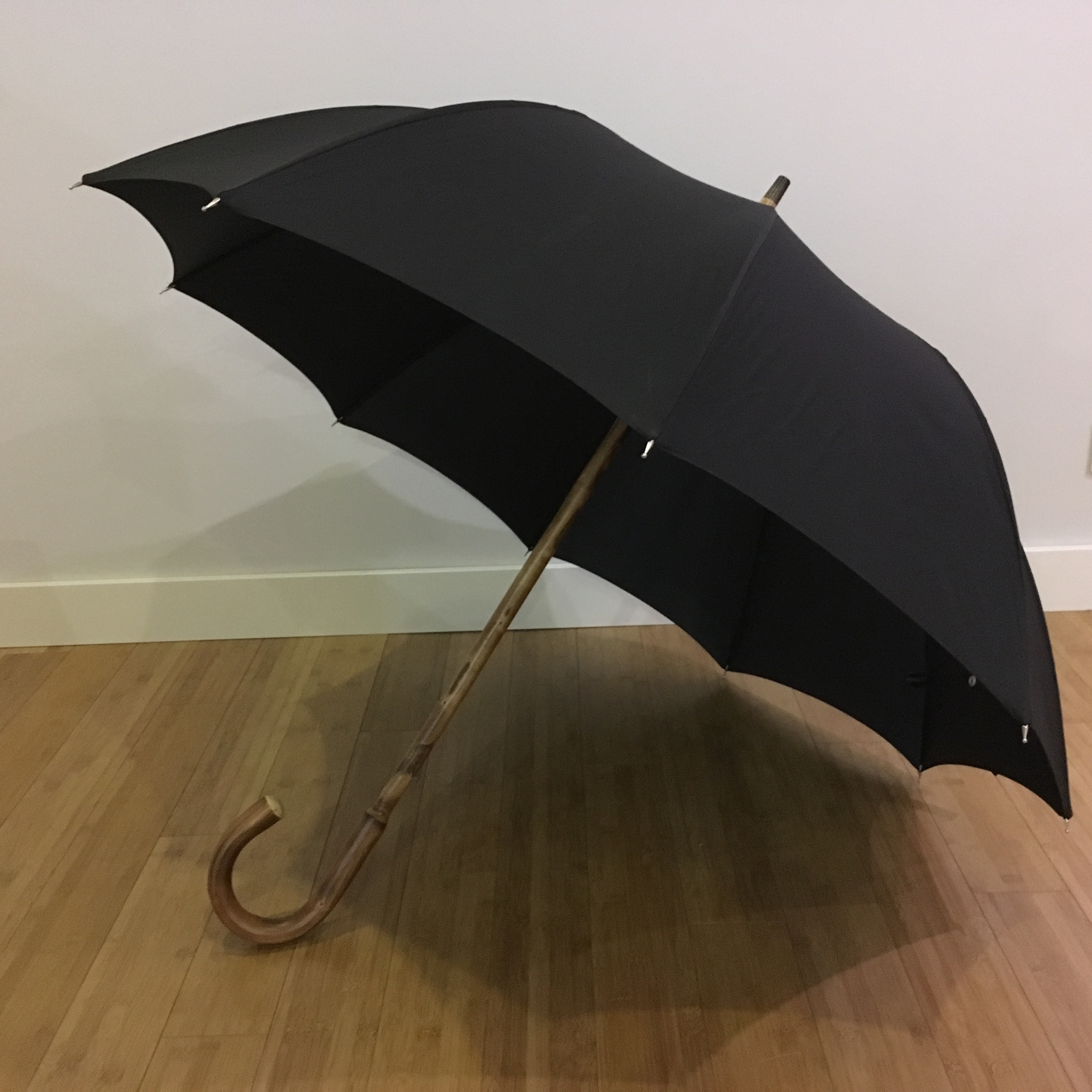 parapluie en chataignier de profil