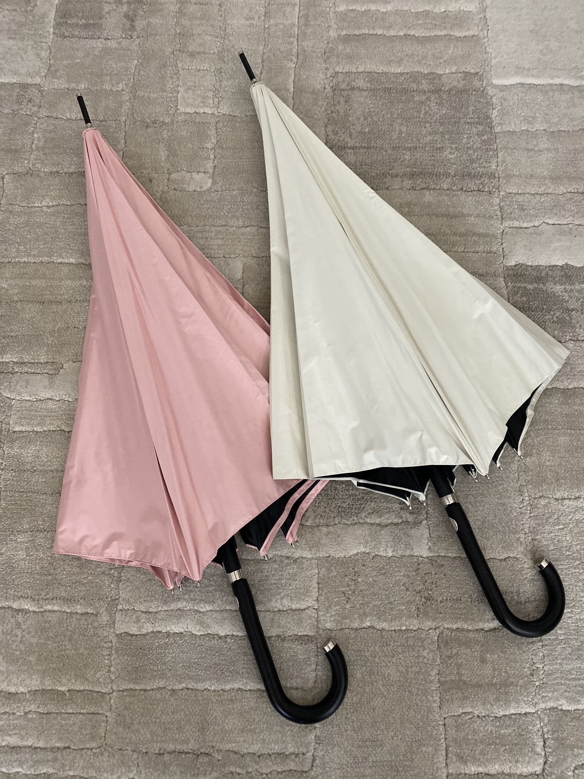parapluies unies rose ou blanc