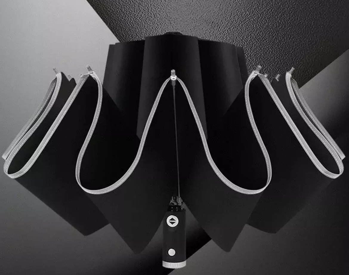 détail de la bande réfléchissante sur parapluie pliant inversé noir
