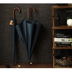 Parapluie long bleu poignée courbe en bois