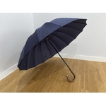 vue de profil sur parapluie Doorman de BUgatti