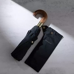 parapluie pliant noir avec poignée bois courbe
