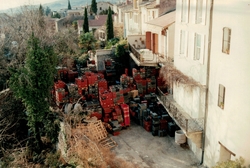 apport des olives devante le moulin - extérieur