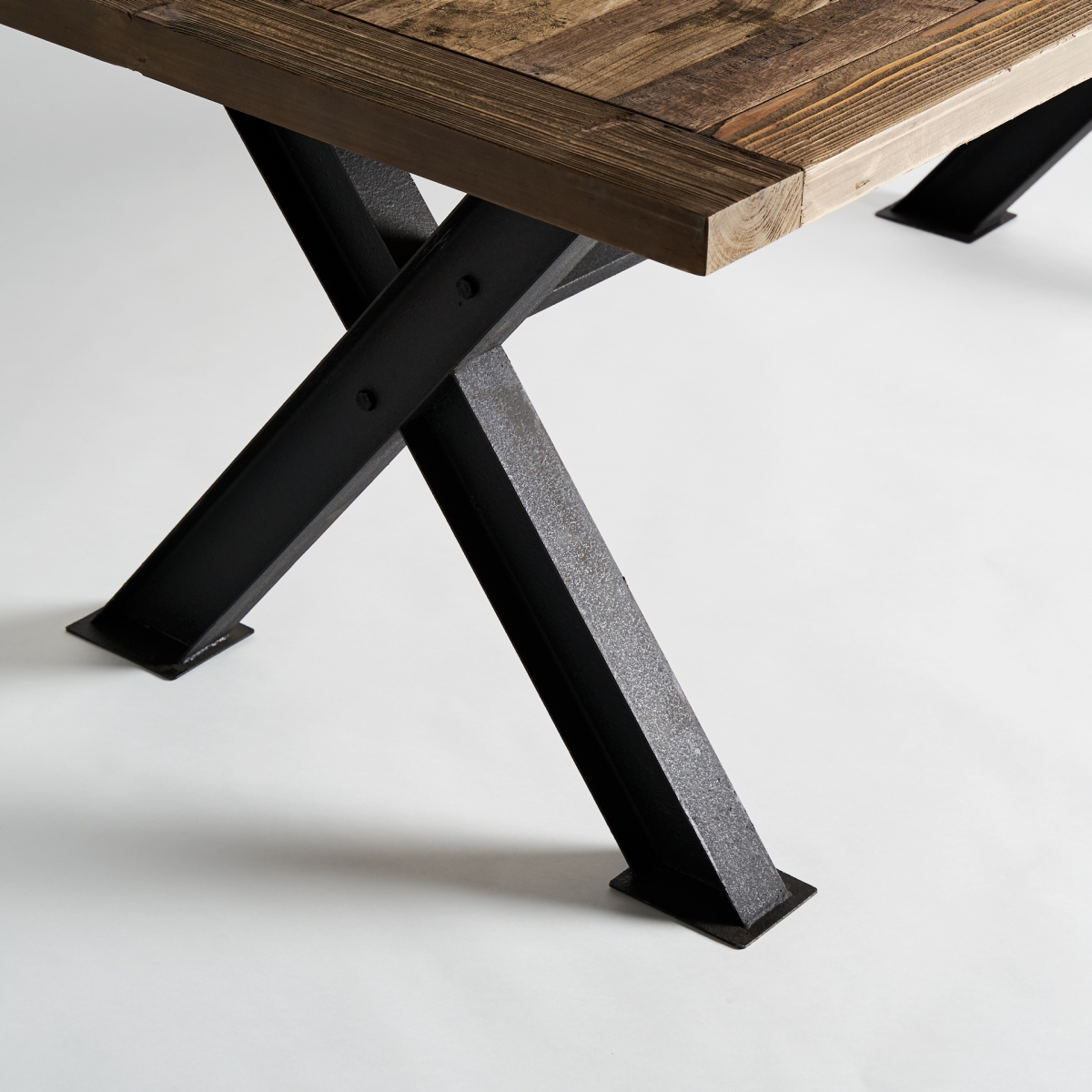 table-industrielle-pied-métal-noir-X