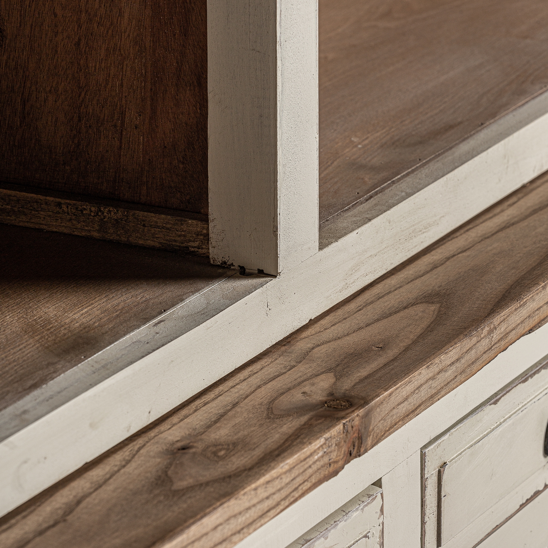 vaisselier-shabby-chic-blanc-usé