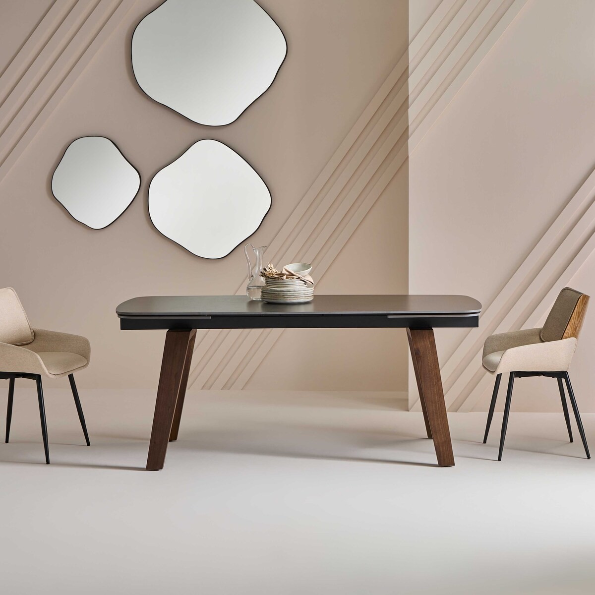 table-en-ceramique-foncée-avec-allonges