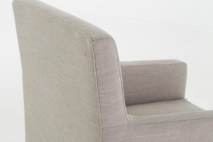 chaise-à-accoudoirs-flamant-tissu-blanc-cassé