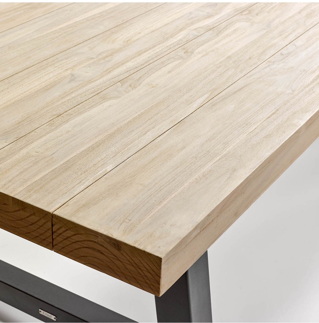 détail-bois-teck-table-à-manger-extérieur