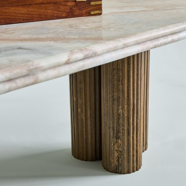 Vue rapprochée pieds moulurés table basse bois massif