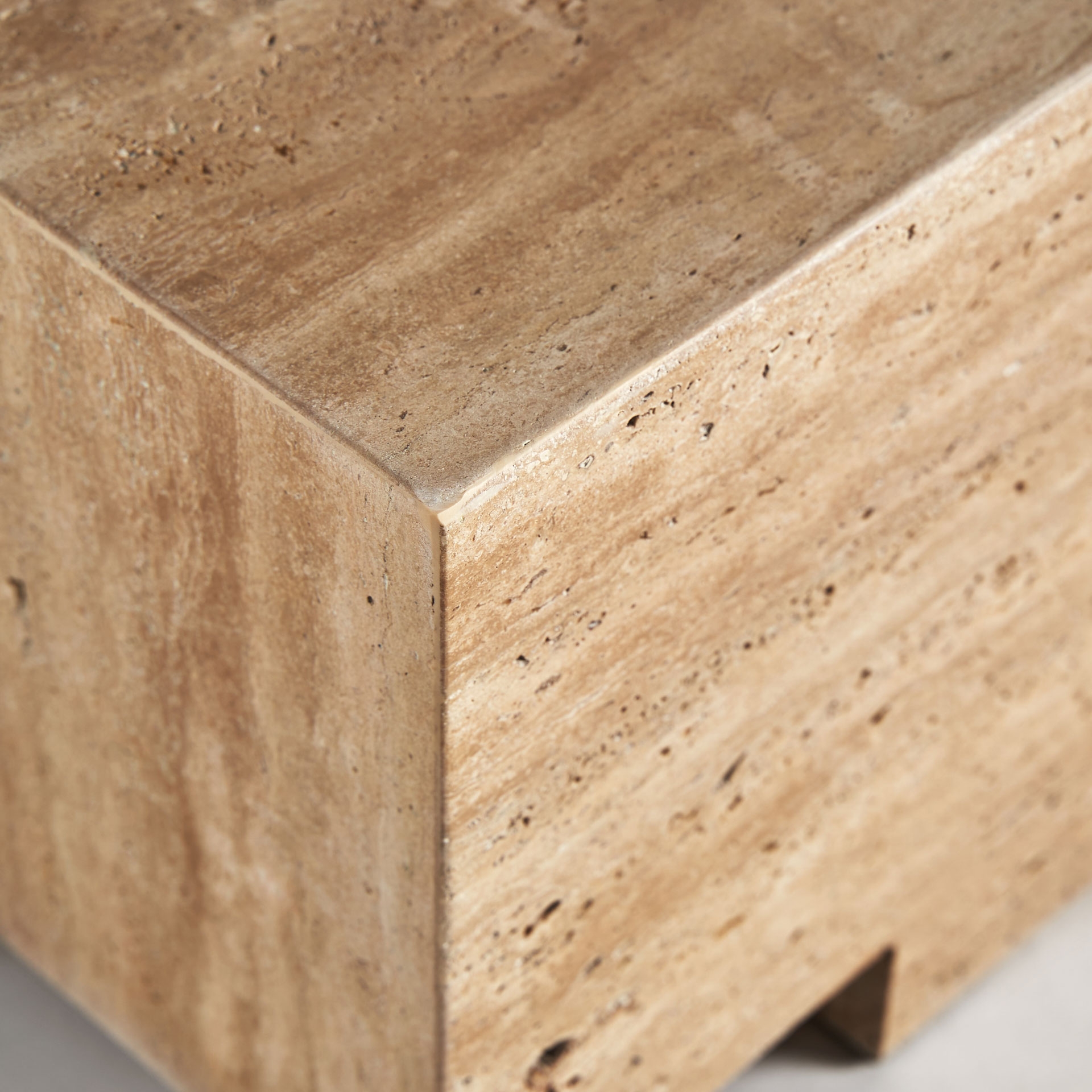 mobilier-luxe-salon-table-basse-travertin-moderne