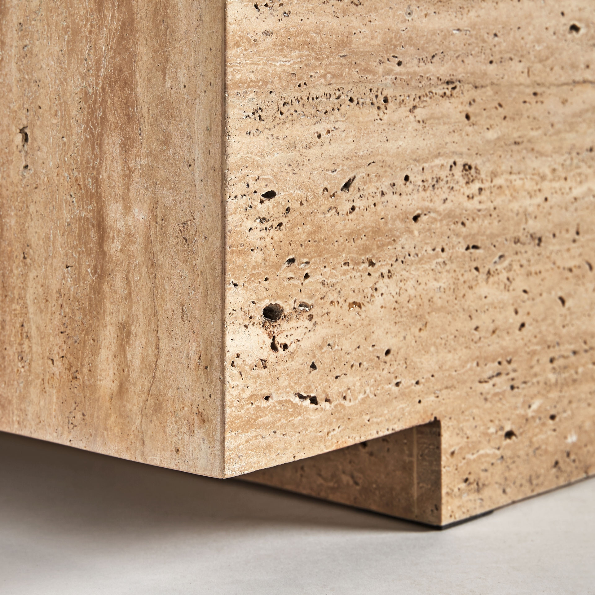 table-basse-en-pierre-naturelle-minimaliste-artisanale
