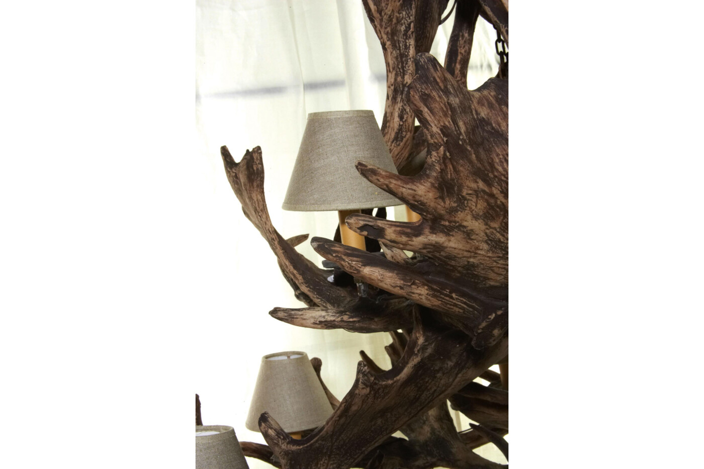 Éclairage-chalet-chic-avec-le-lustre-Sauvage-Flamant