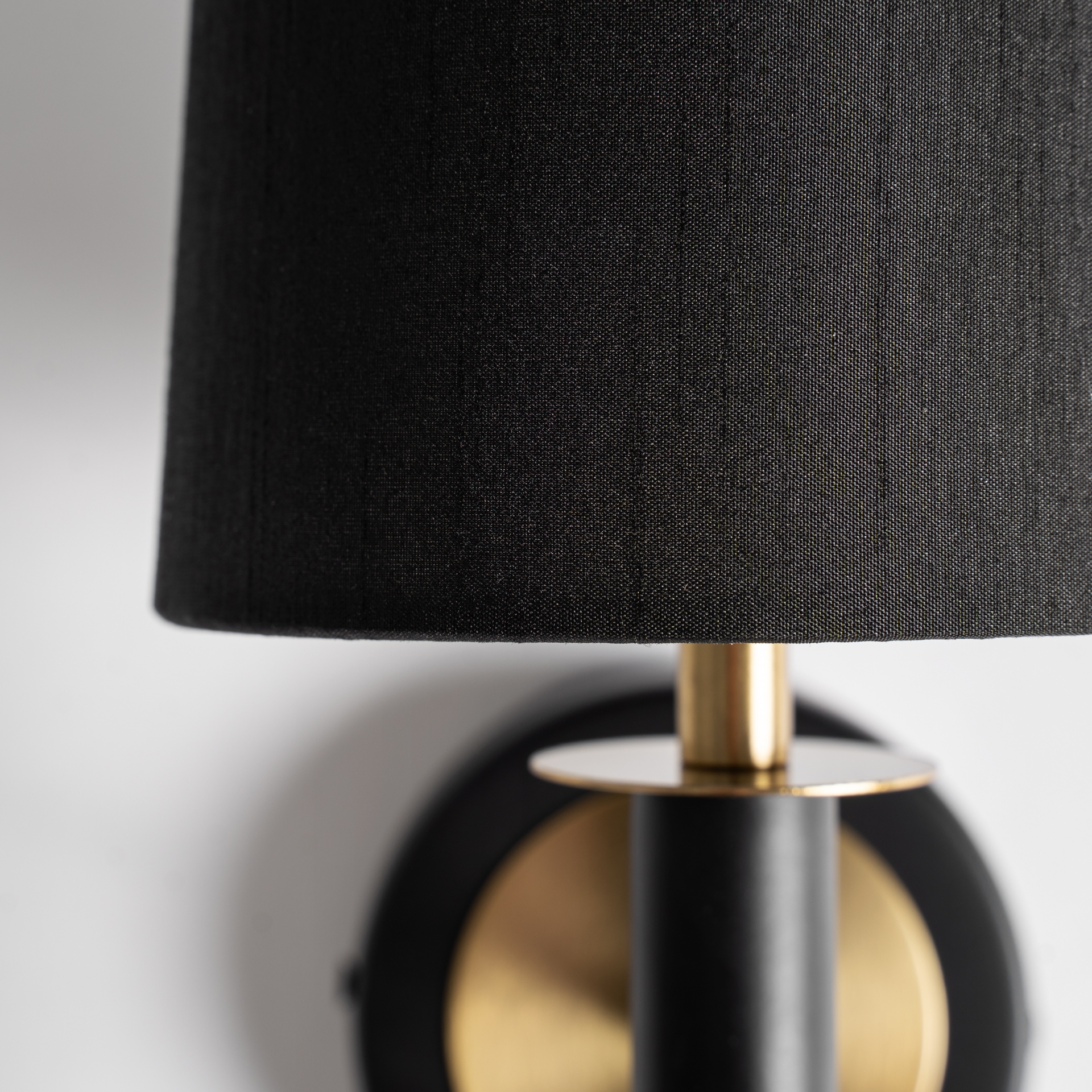 lampe-murale-design-noir-dore-pour-salon