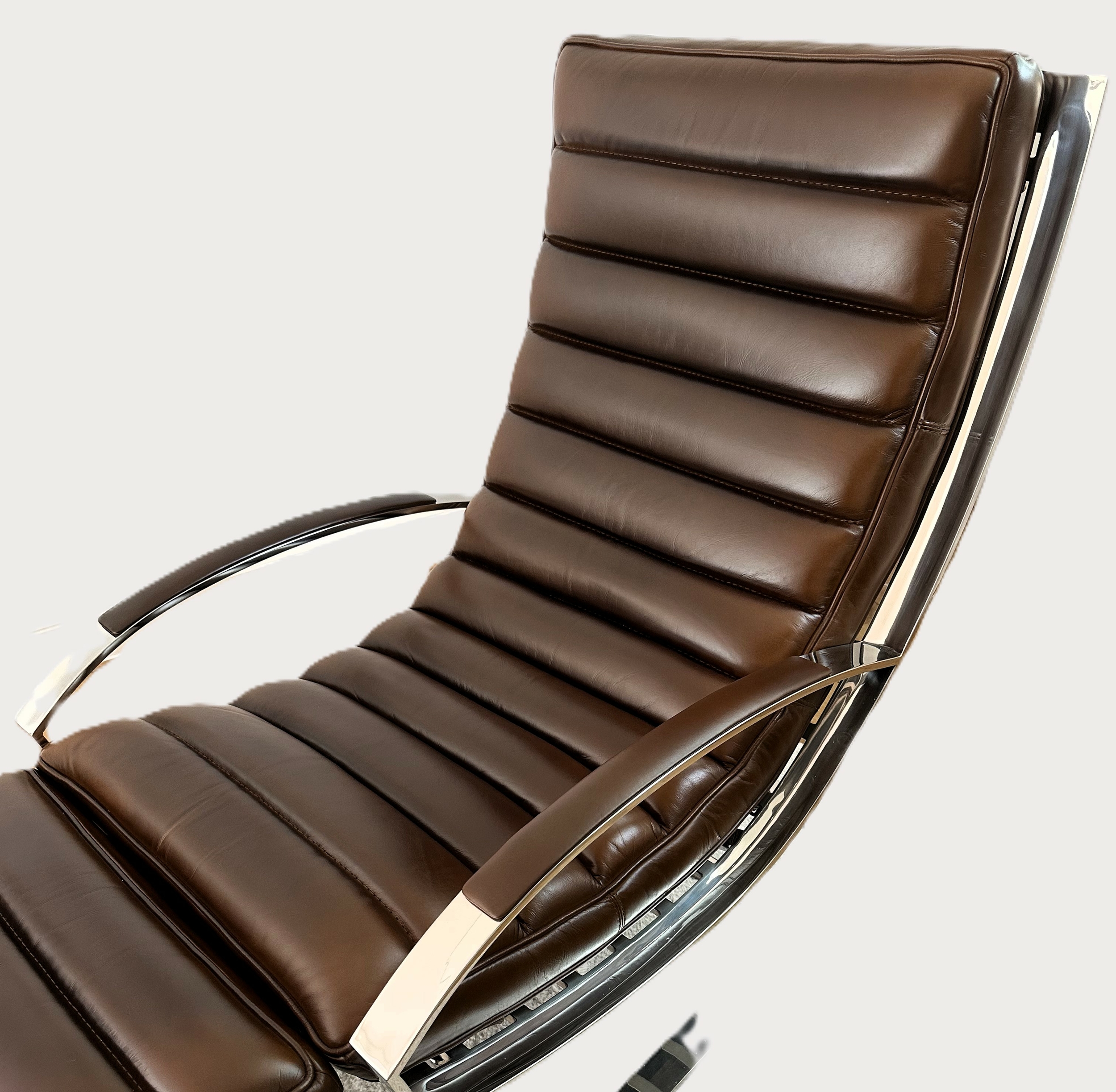 fauteuil-cuir-structure-inox-brillant