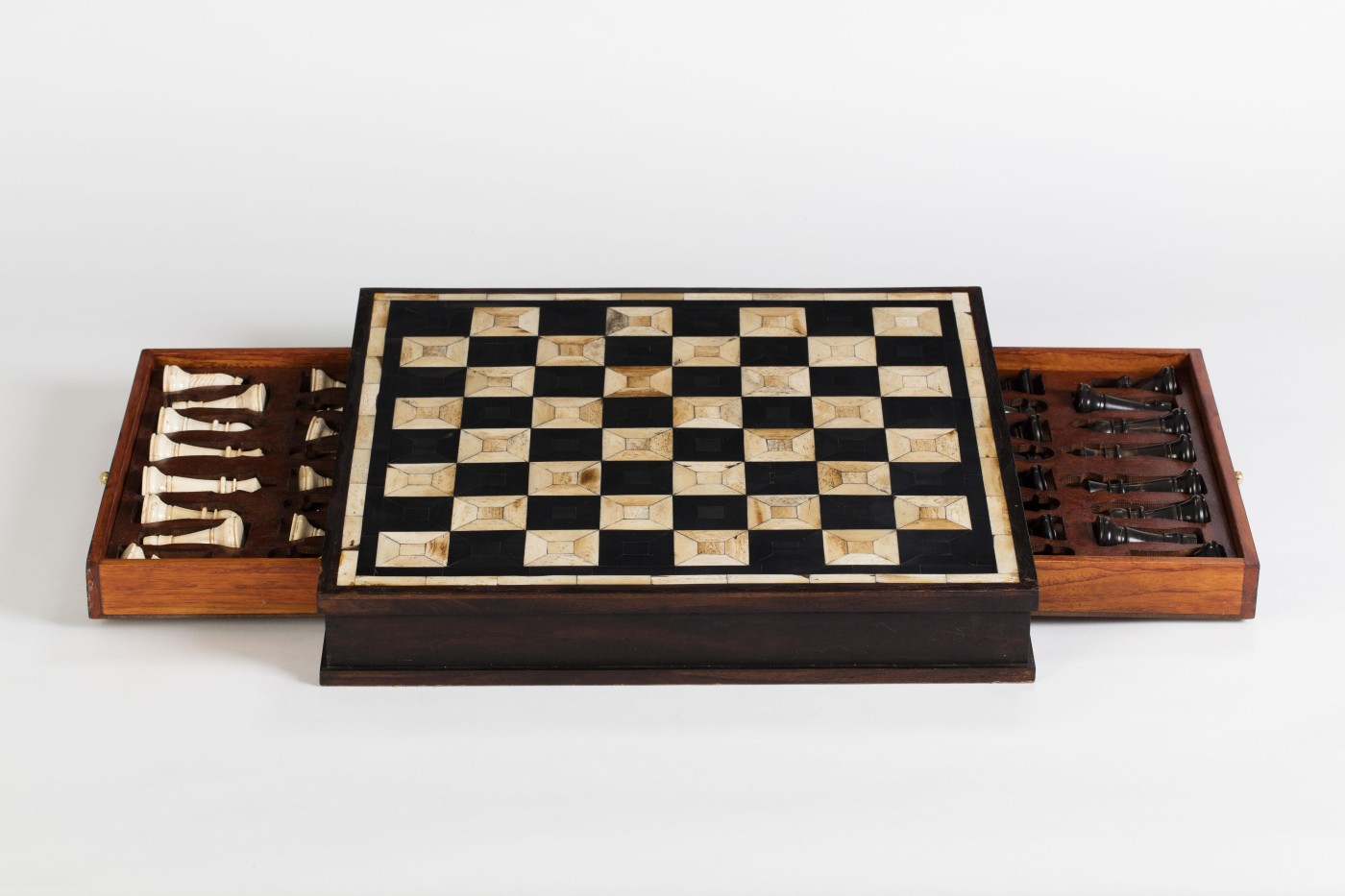 echiquier-flamant-crumpton-sur-table-bois