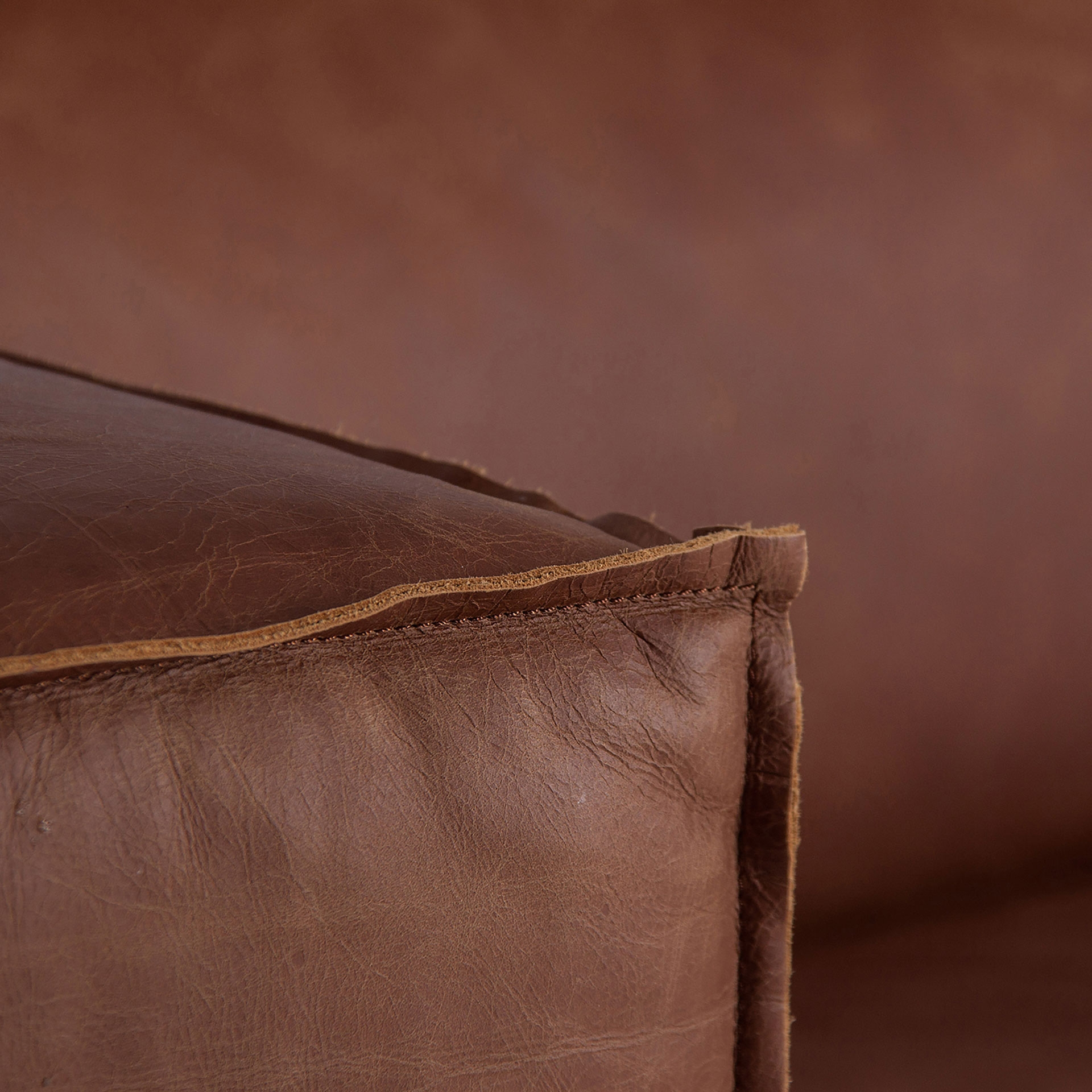 detail-cuir-et-bois-canape-prestige