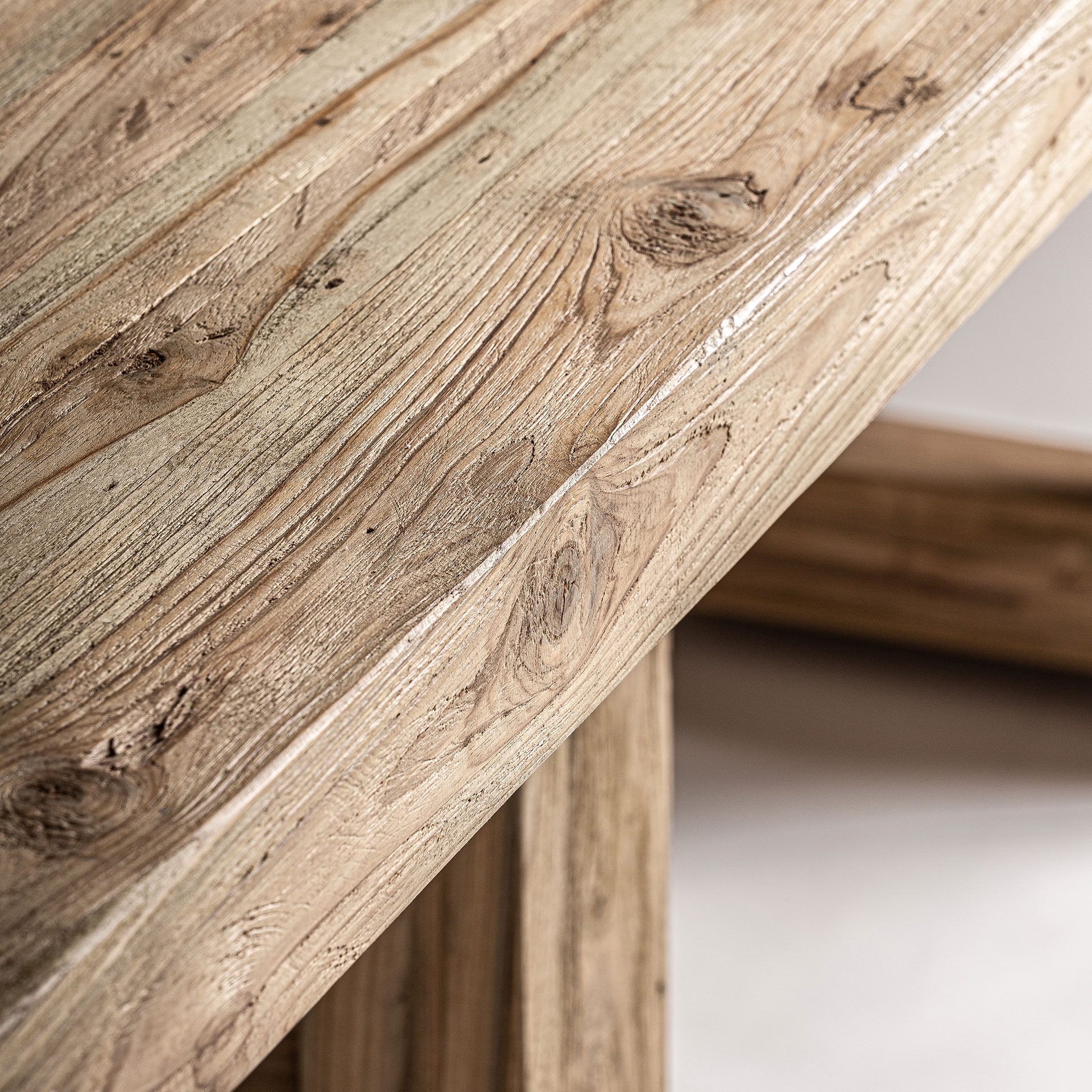 détail-teck-recyclé-veines-nœuds-table-nysted