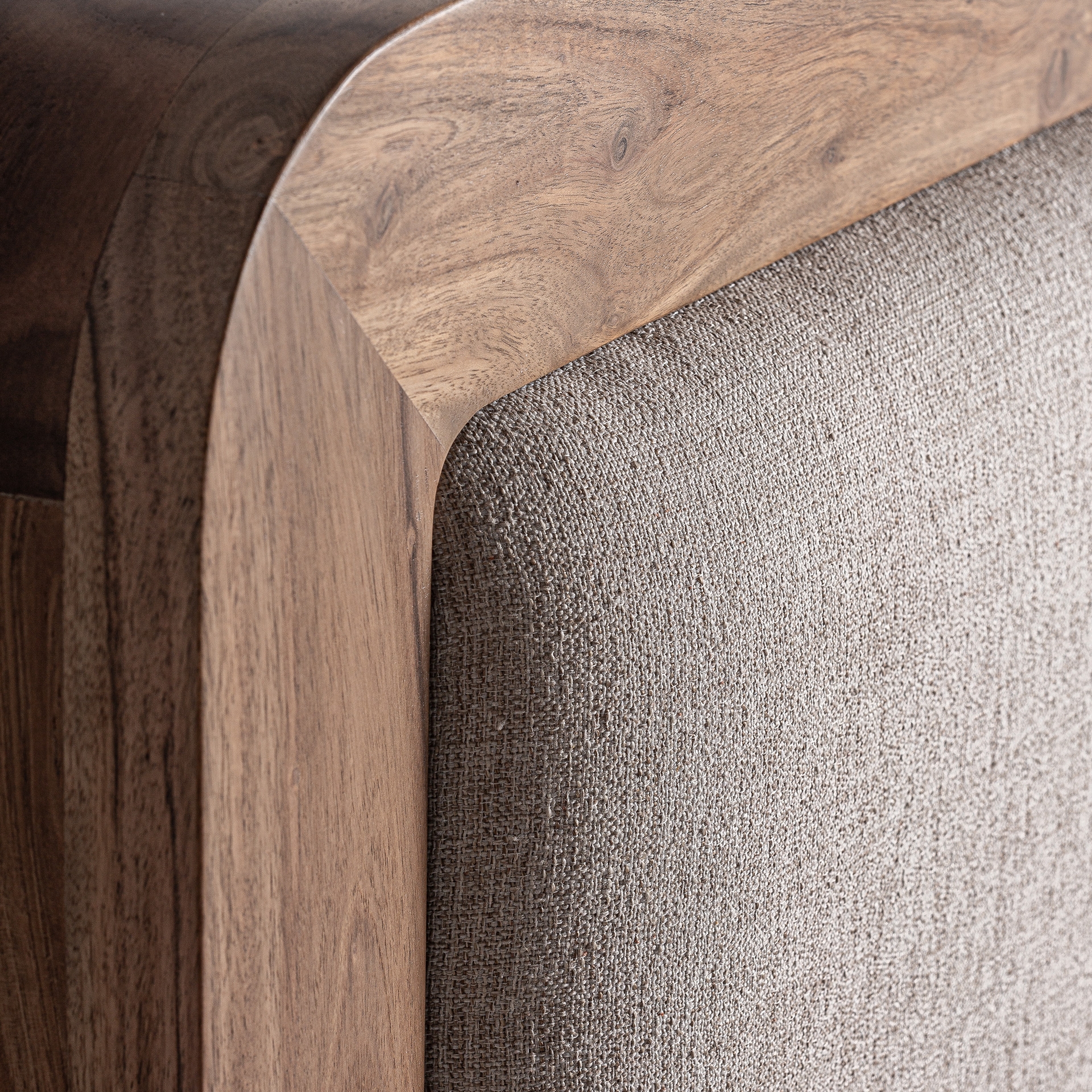 lit-grand-format-confortable-bois-massif