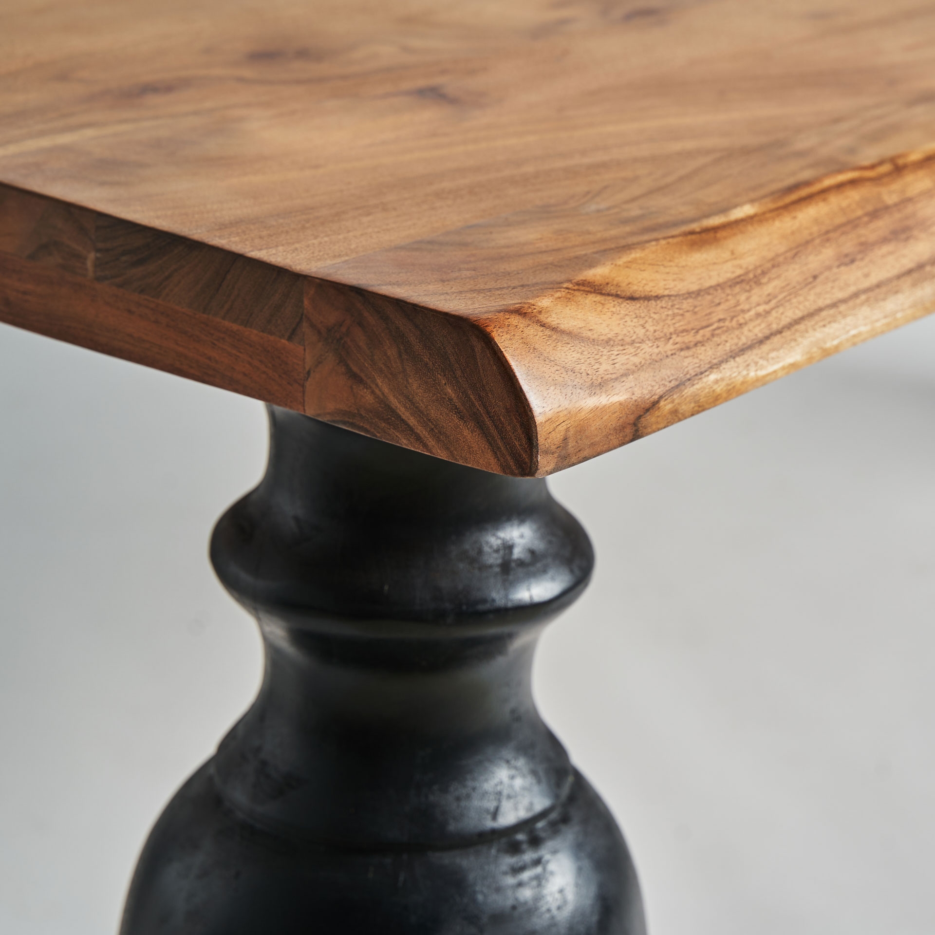 table-acacia-massif-design-grand-format