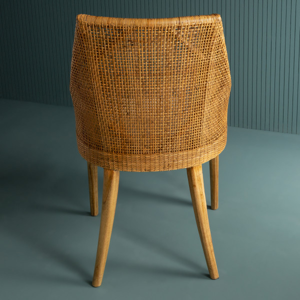 chaise-rotin-naturel-table-bois-interieur-lumineux