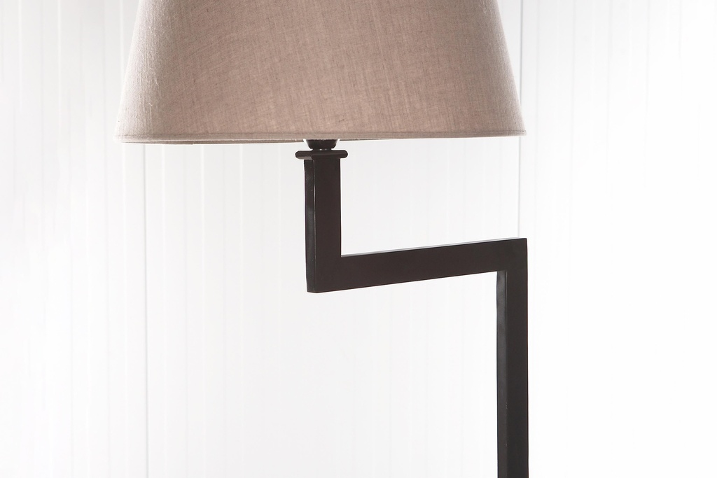 lampadaire-metal-flamant-design-intemporel