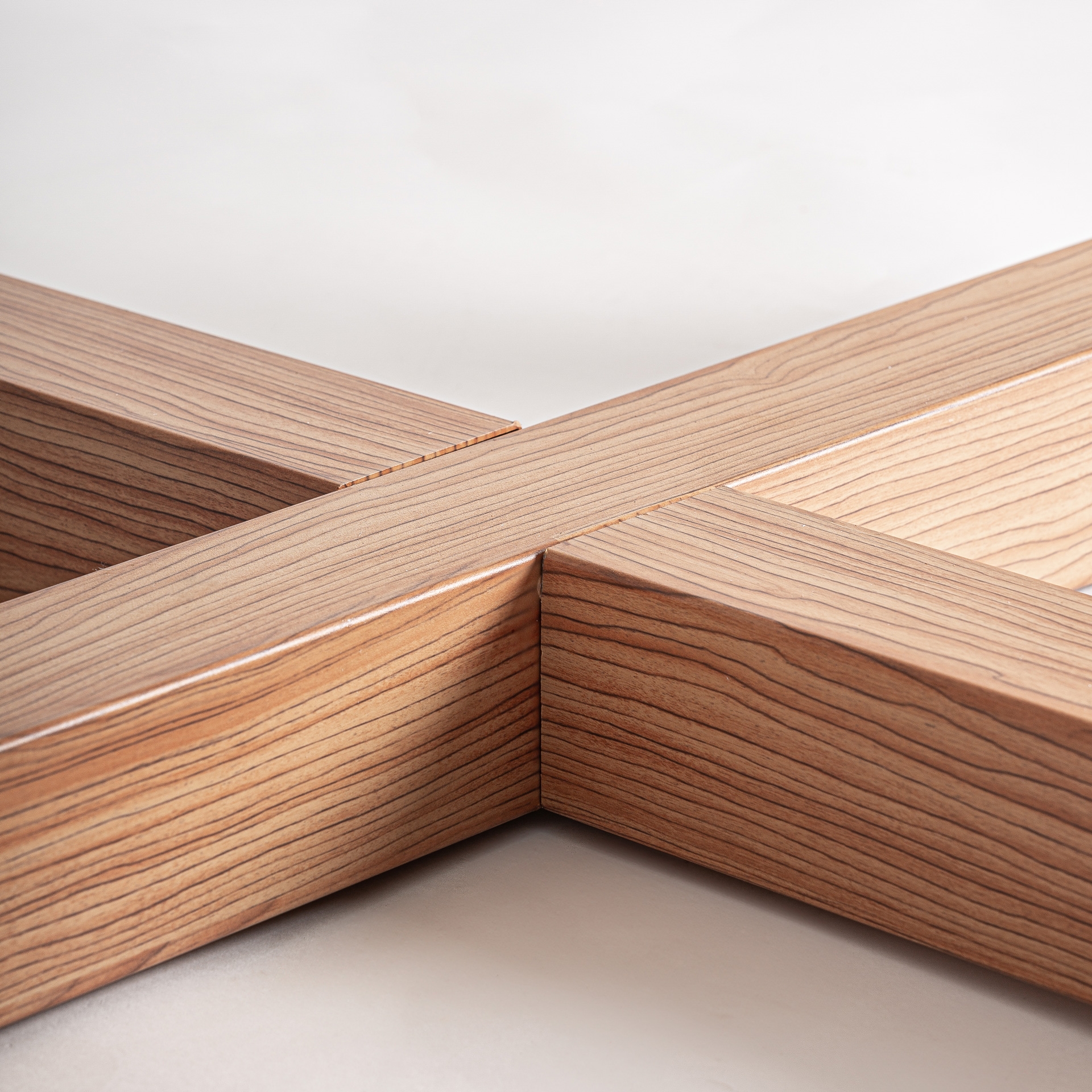 detail-pied-aluminium-effet-bois-table