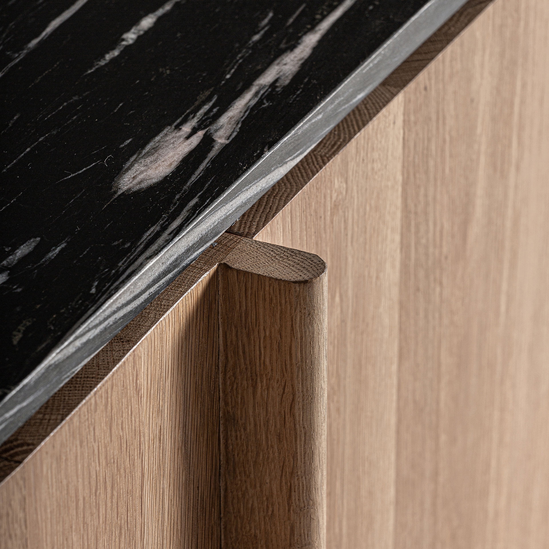 grand-buffet-contemporain-bois-et-marbre-noir