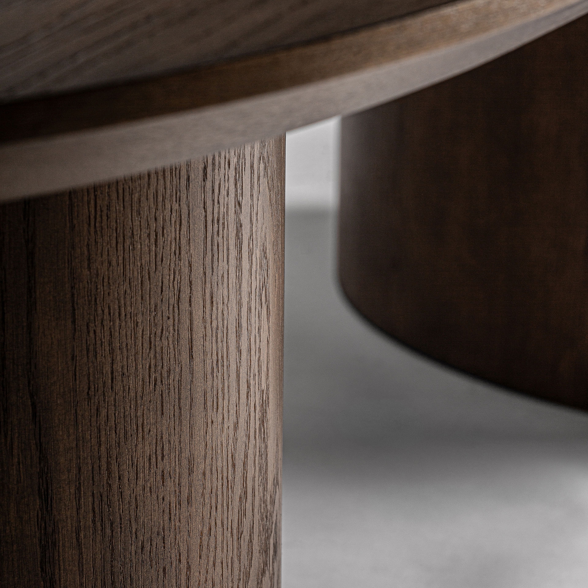 grande-table-en-chene-brun-style-contemporain