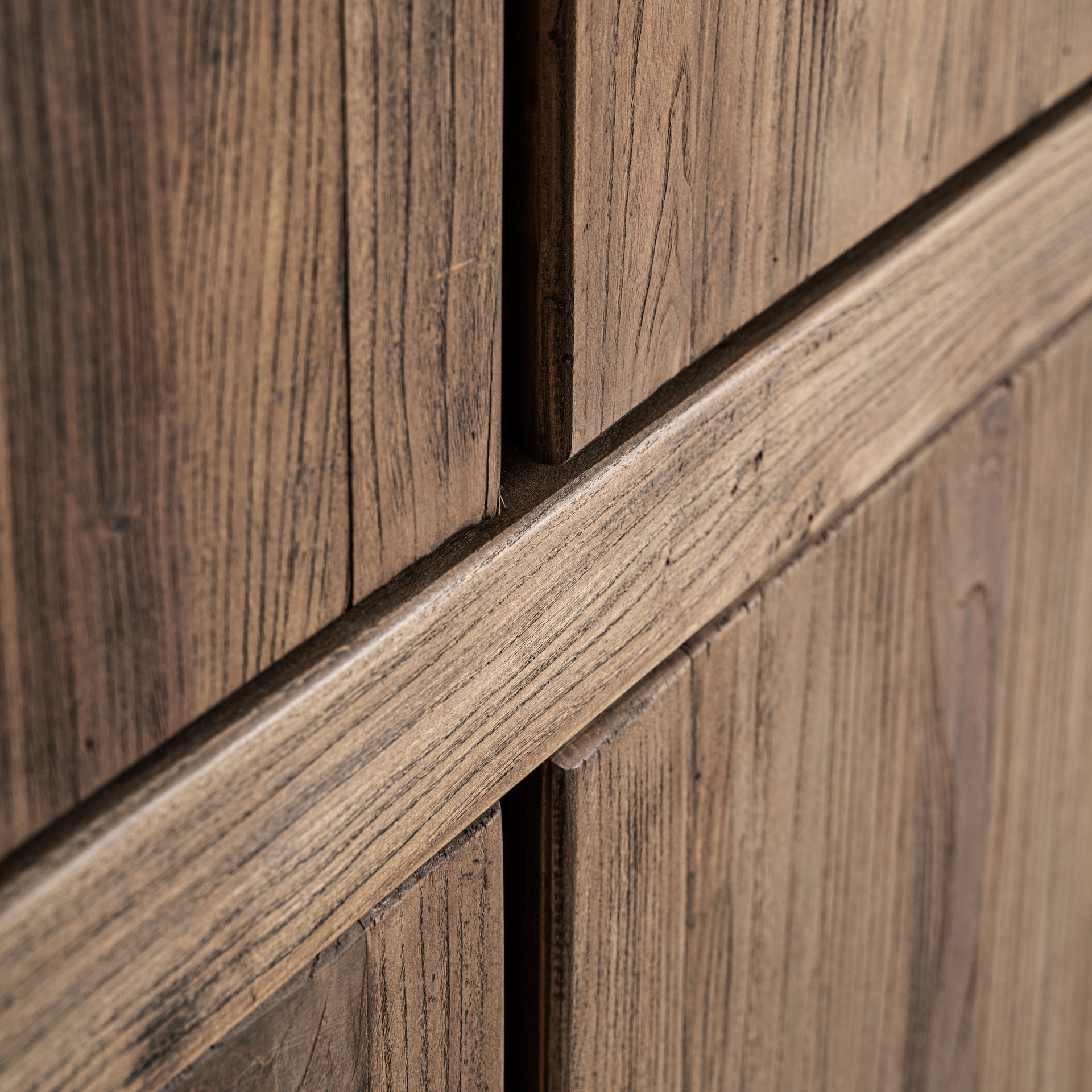 armoire-bois-orme-style-intemporel