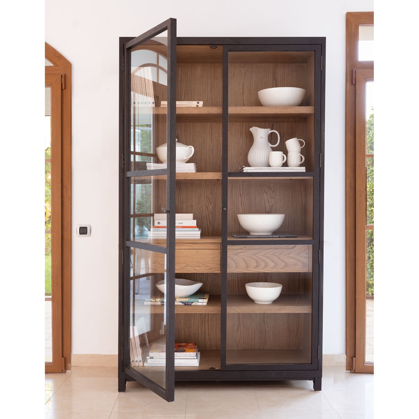 grande-vitrine-en-chene-fonce-et-verre