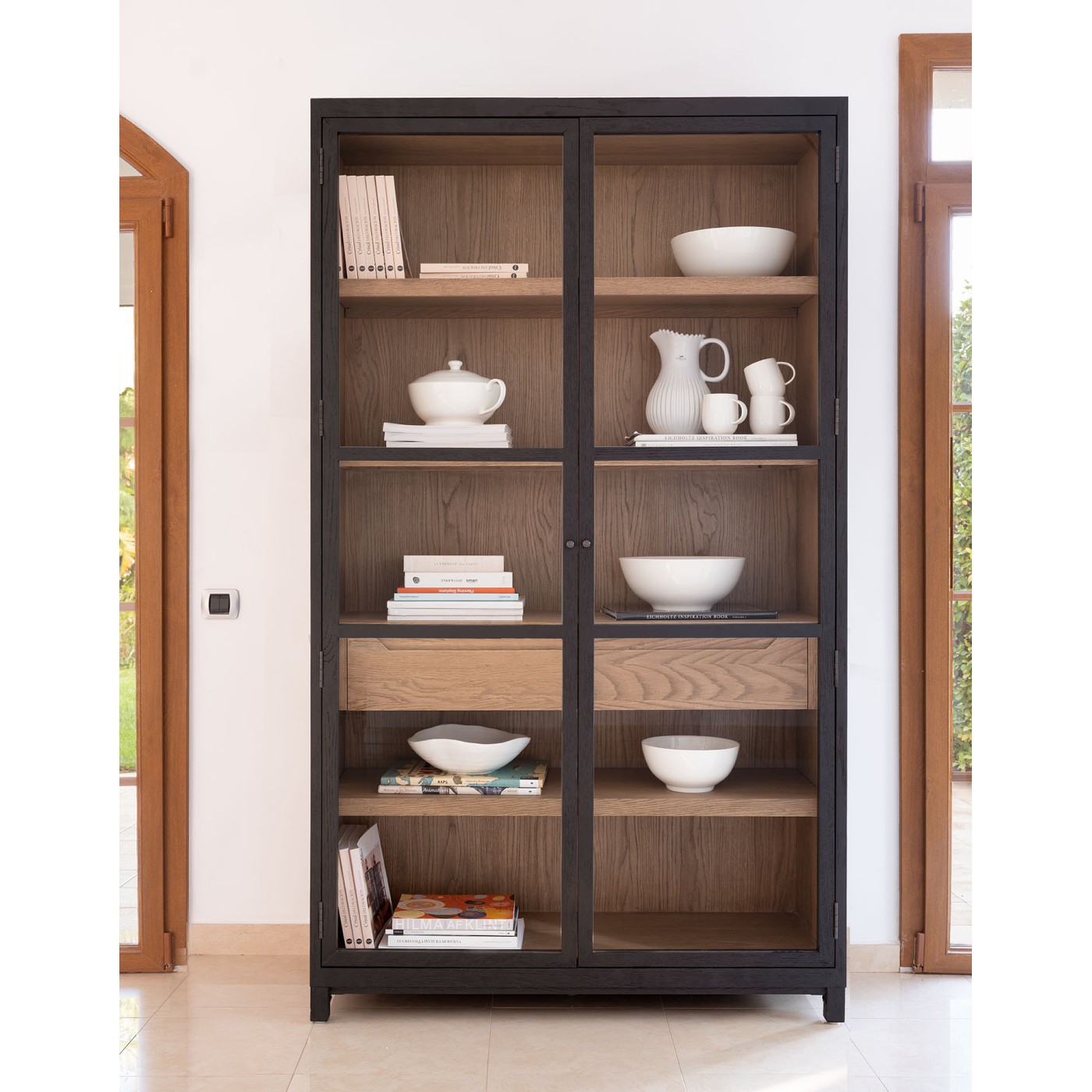 grande-vitrine-chene-fonce-portes-verre-210-cm