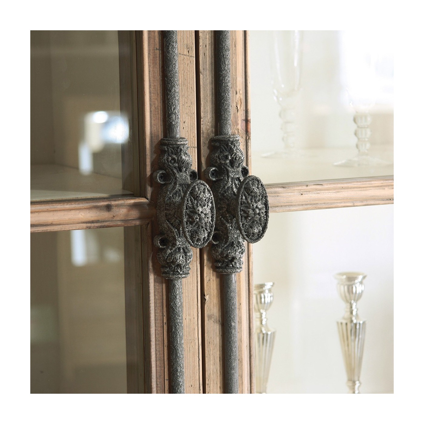grande-vitrine-bois-naturel-portes-vitrees