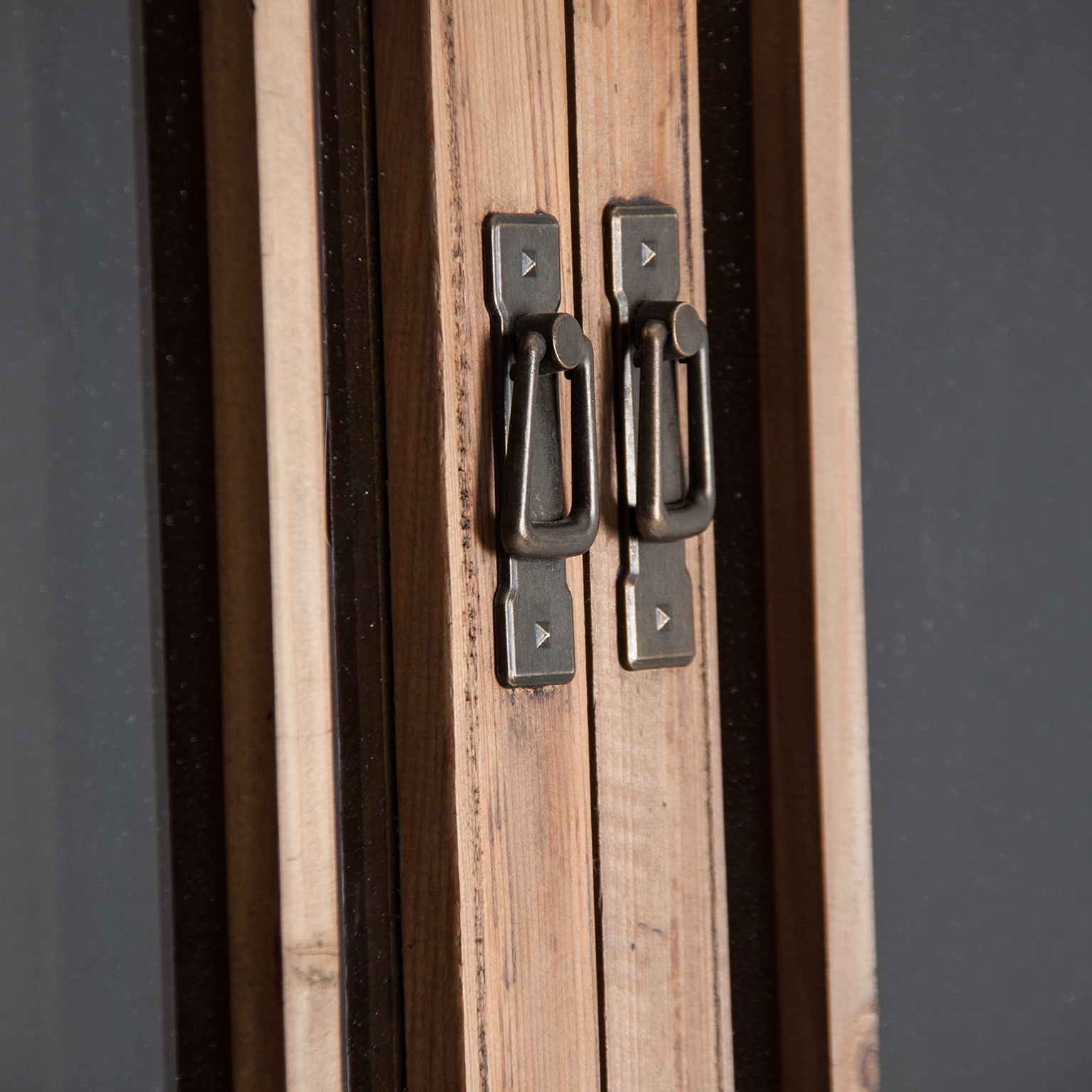 poignées-métal-vitrine-bois