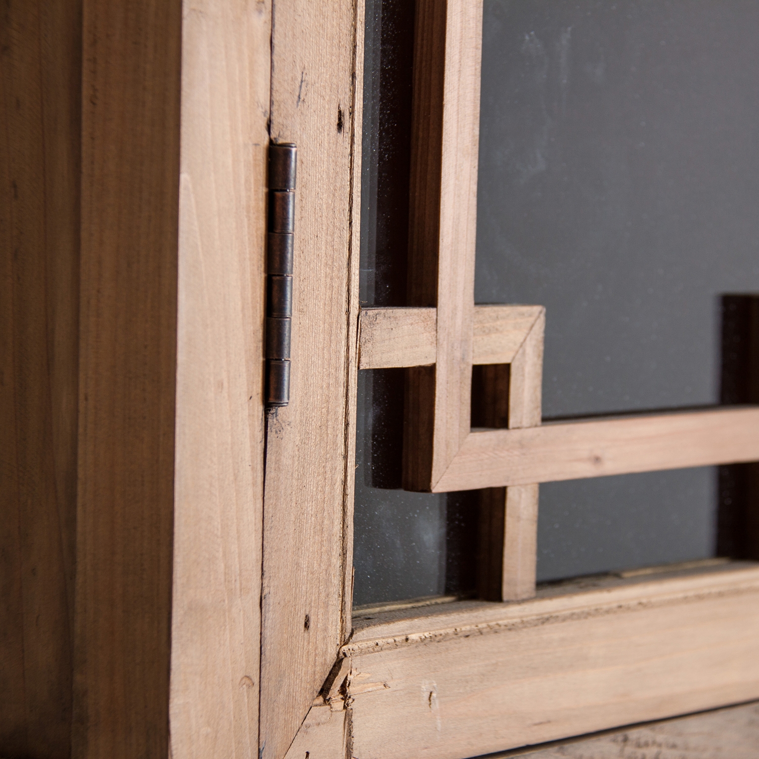 détail-bois-ornement-vitrine-verre