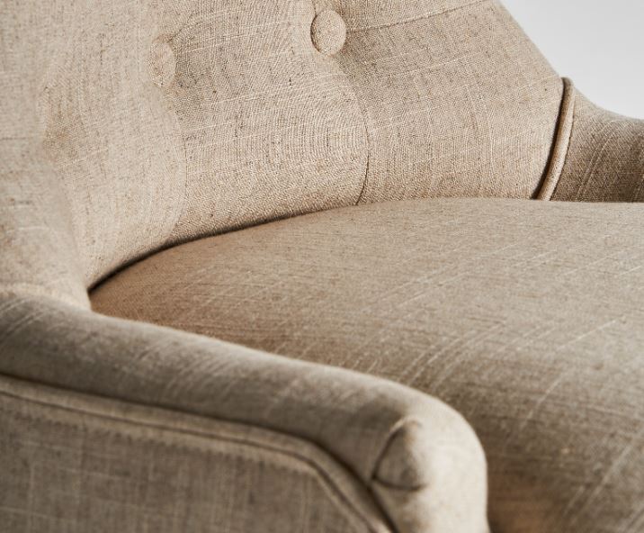 dossier-chaise-capitonnée-beige-accoudoirs