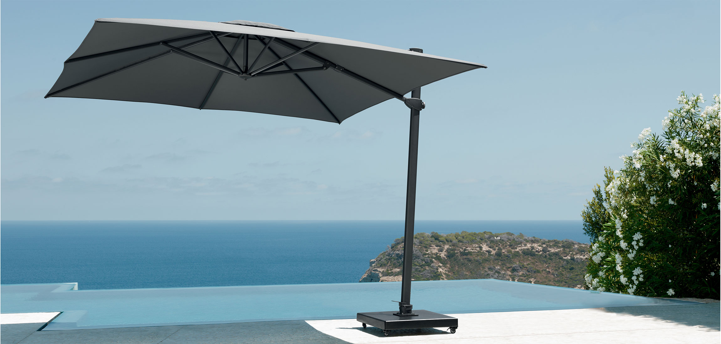 parasol-anthracite-déporté-carré-avec-base-